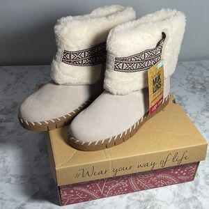 Muk Luks Water Resistant Suede Cuffed Bootie Montauk size 7, color: Stone